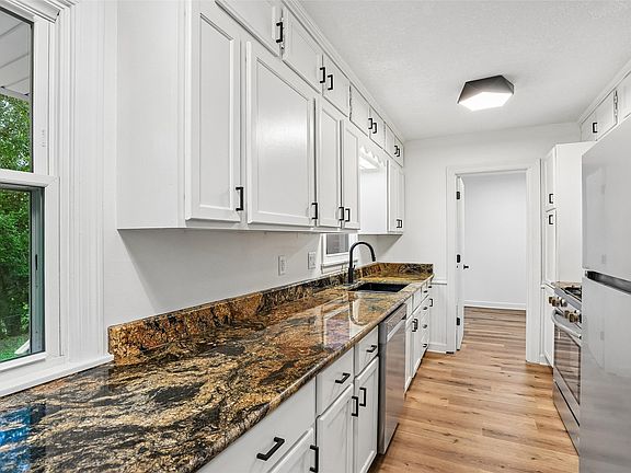 5th image of 3214 Fairlane Dr