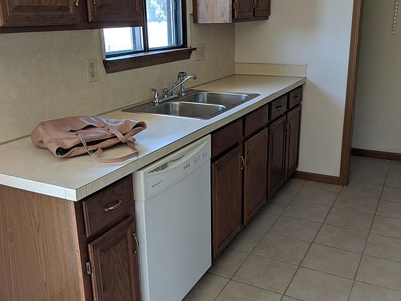 3rd image of 525 Plainfield Ct
