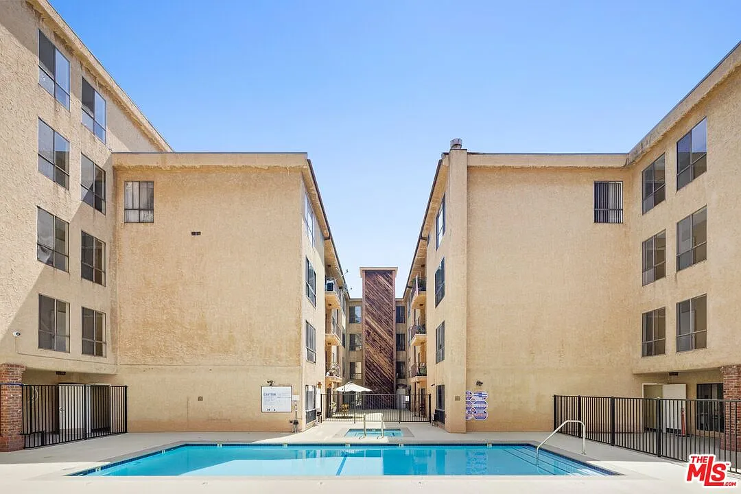 1 bed, 1.0 bath, 826 sqft, $3,500 — Photo 2