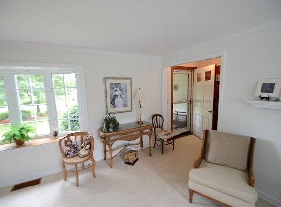 4th image of 129 Dutchess Dr