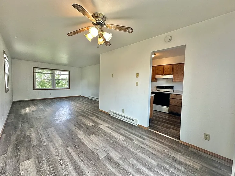 320 Joseph St — Photo 4