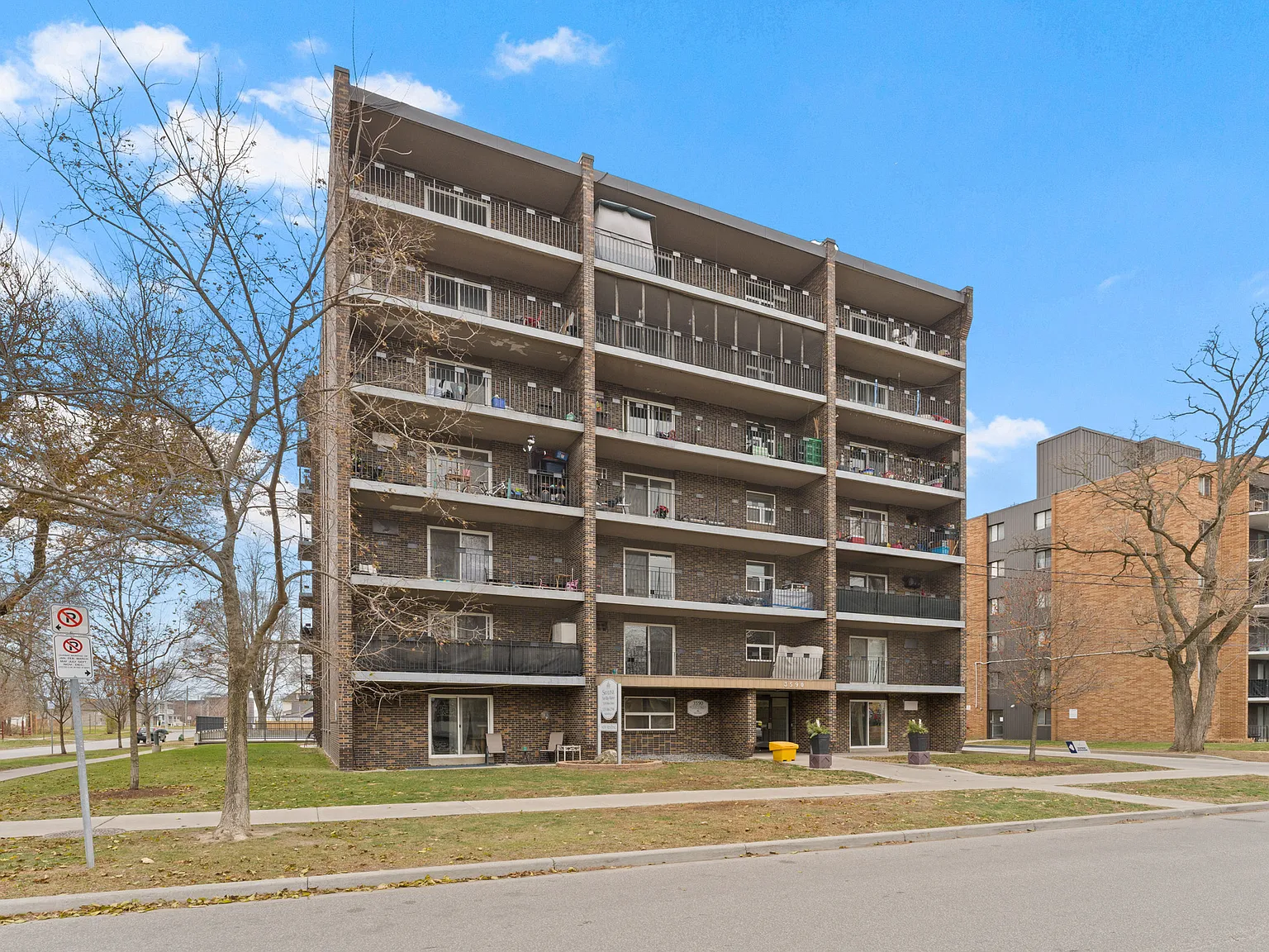 Sun Ray Manor Apartments — Photo 2