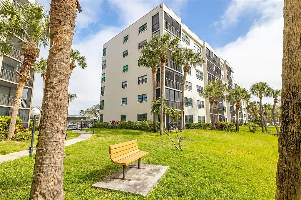 1 bed, 1.5 bath, 875 sqft, $1,900 — Photo 3