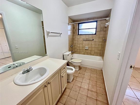 5th image of 1095 W 37th St