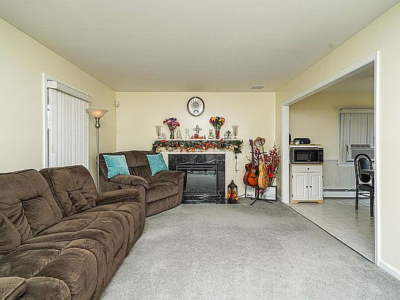 4th image of 16 Whitmore Ln