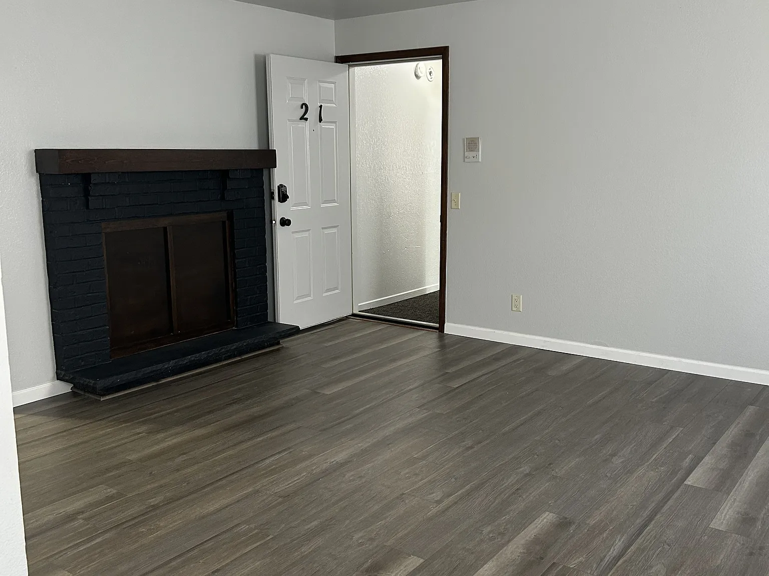 2633 Smithfield Dr — Photo 2