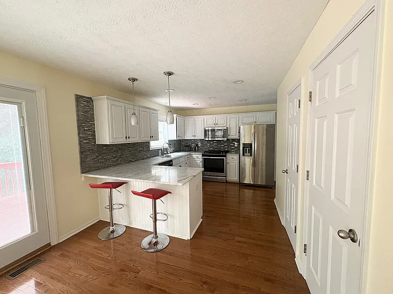 3051 Lexington Ave — Photo 8