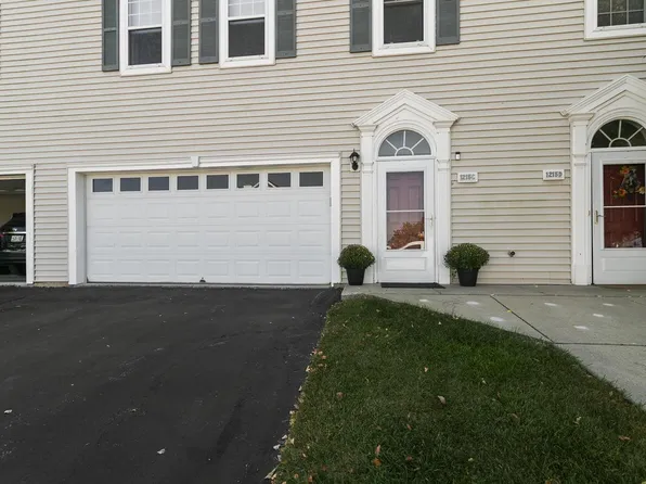 1215 Woodbury COMMON #C, Waukesha, WI 53189
