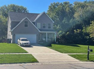 50 Fox Meadows Ct, Howell, MI 48843