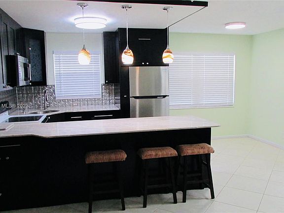 4th image of 236 Newport Ct #O