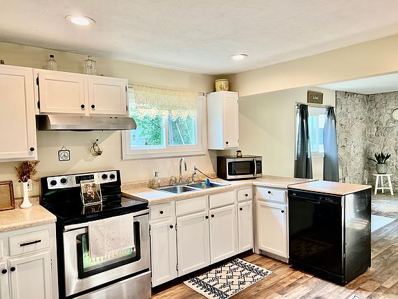 3rd image of 203 Jacqueline Blvd