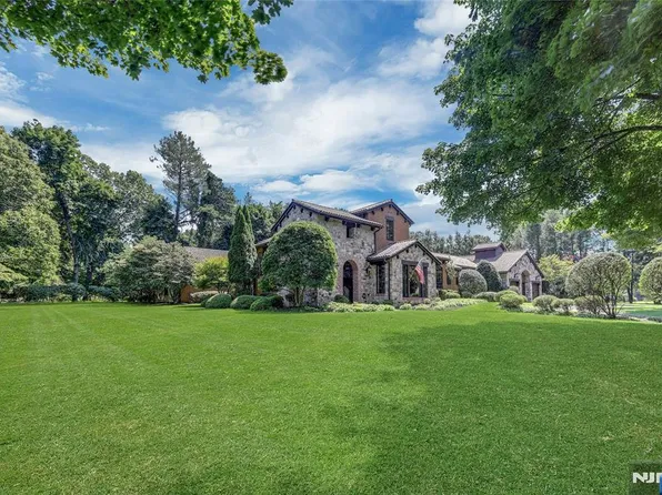 900 Laurie Ln, Franklin Lakes, NJ 07417