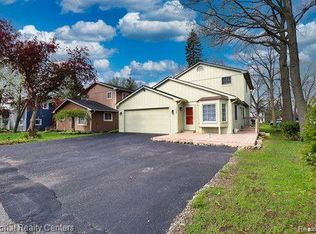 2440 Greenlawn Ave, Commerce Township, MI 48382