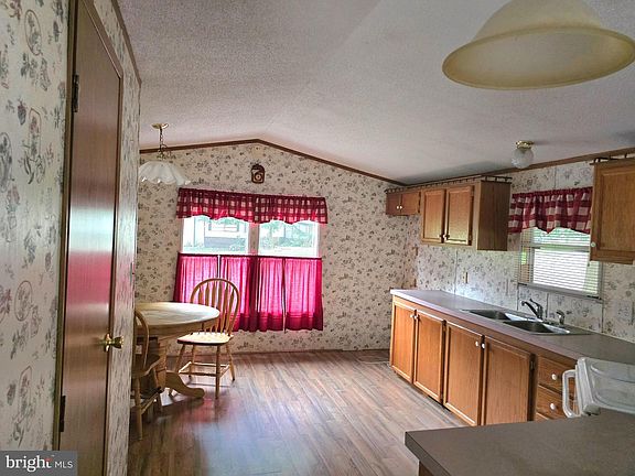 5th image of 123 Valley Dr