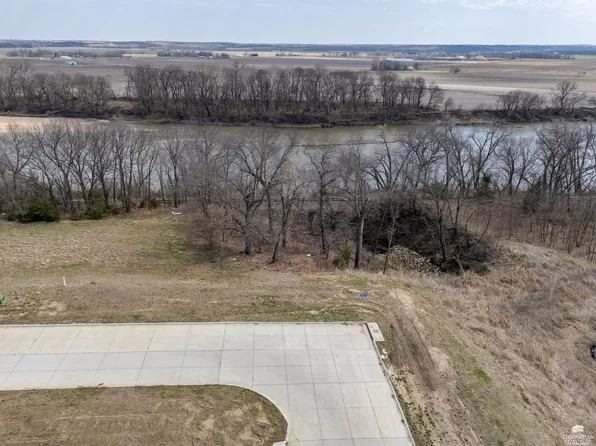 304 Sandbar Dr, Wamego, KS 66547
