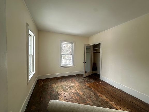 2nd bedroom, also very high ceiling. New high quality rug, south and east windows, closet.