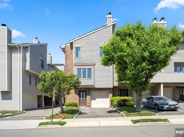 161 Roosevelt Pl, Palisades Park, NJ 07650