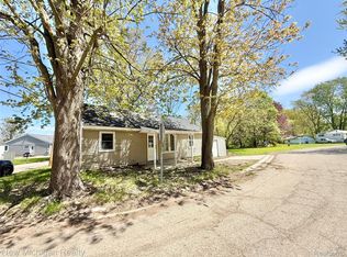 300 Georgia Dr, Lapeer, MI 48446