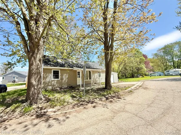 300 Georgia Dr, Lapeer, MI 48446
