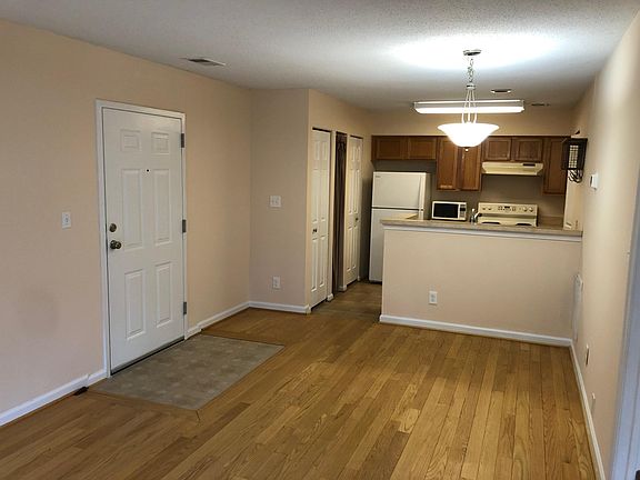 Entry door opens to kitchen/DR