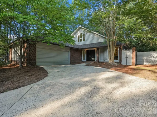 6301 Saddlebrook Ct, Charlotte, NC 28226