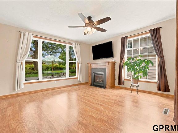 5th image of 218 N 10th St