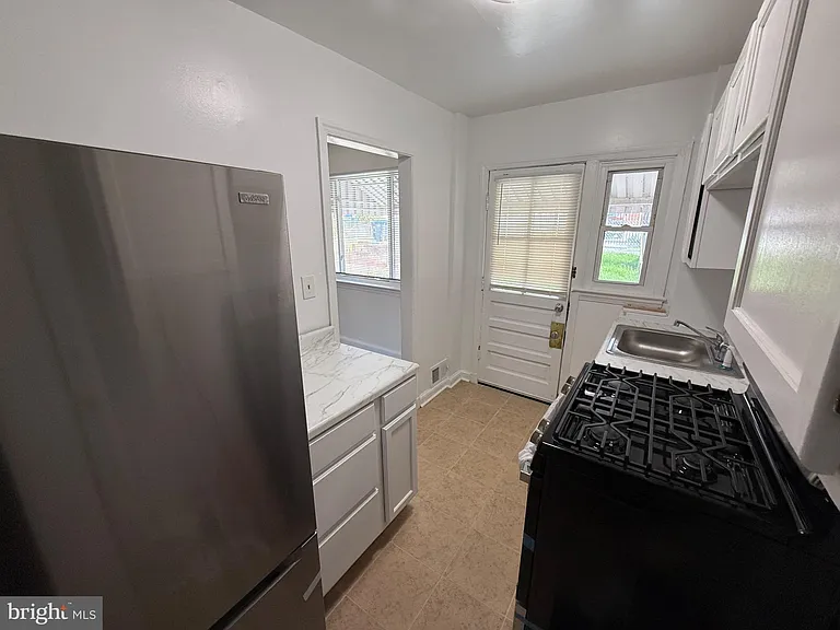 374 Chaplin St SE — Photo 17
