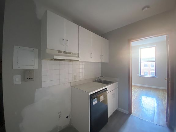 4th image of 620 E 11th St APT 7