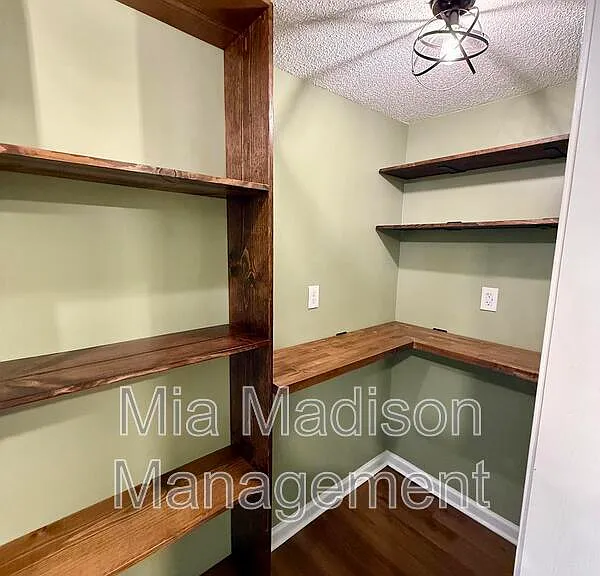 2233 E Derenne Ave — Photo 10