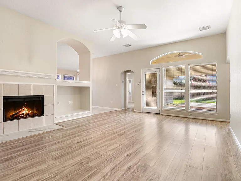 14615 Rochelle Ct — Photo 8