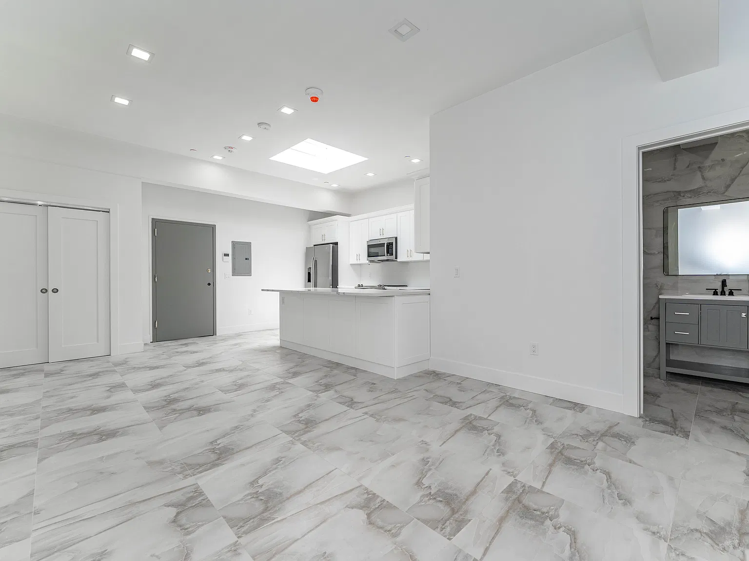 2 bed, 900 sqft, $3,350 — Photo 1