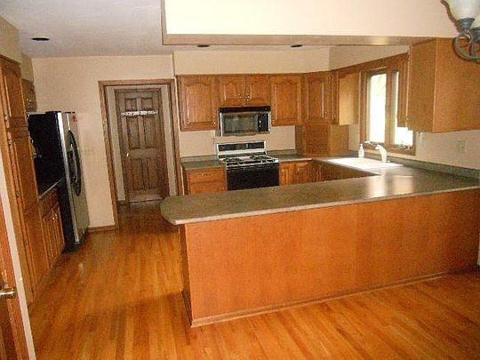 4th image of 17 White Oak Dr