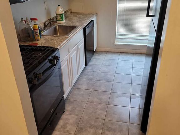 3rd image of 528 College Park Dr