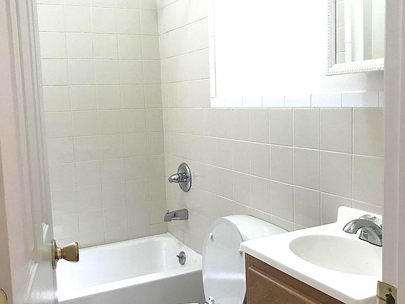 3rd image of 260 19th St APT 3