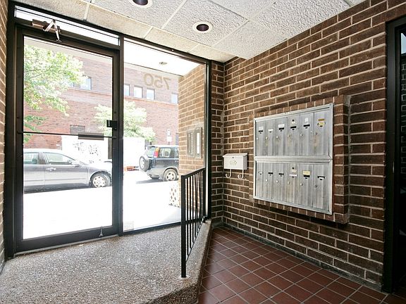 2nd image of 750 W Briar Pl #2728202