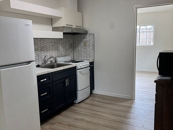 5th image of 302 Brown St