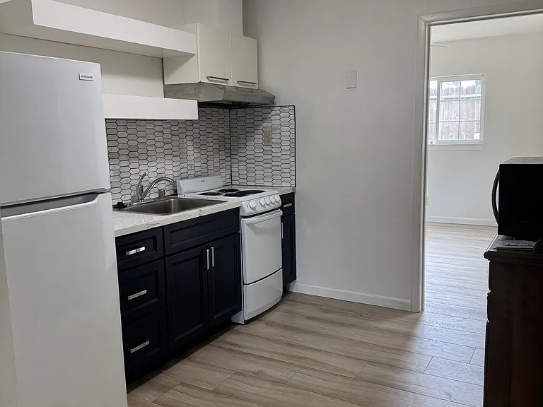 302 Brown St — Photo 5