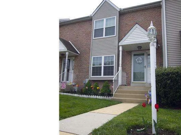 70 Louis James Ct, Upper Chichester, PA 19014