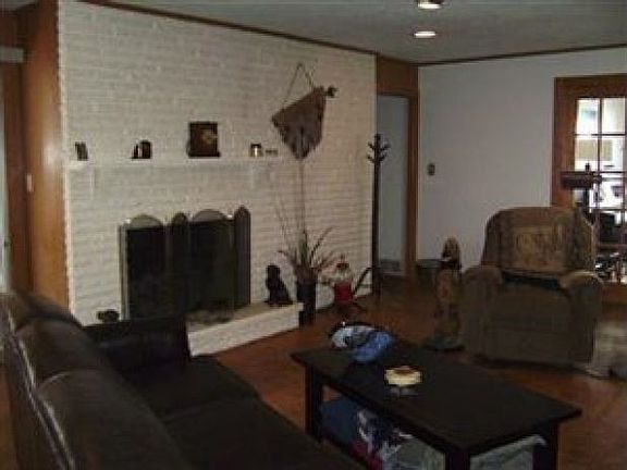 5th image of 318 Breezewood Dr