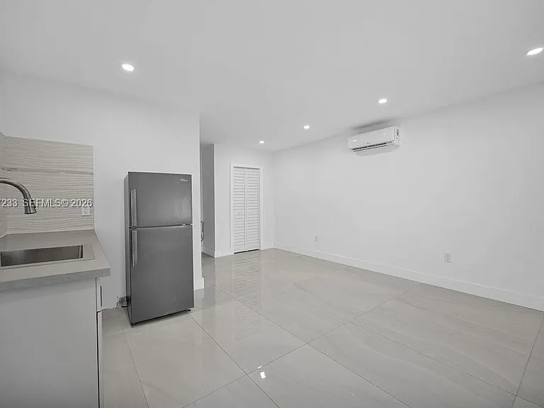 570 NW 48th St — Photo 3