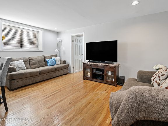 3rd image of 1516 W Rosemont Ave #G
