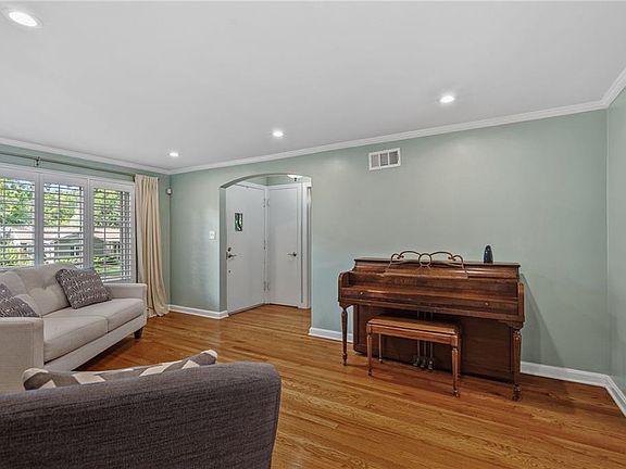 3rd image of 4108 W 74th St