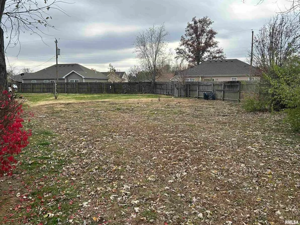 821 E 15th St, Centralia, IL 62801