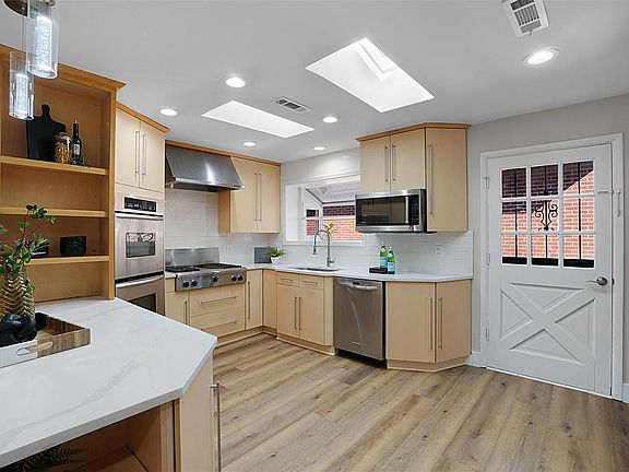 3rd image of 4304 Ivanhoe Ave
