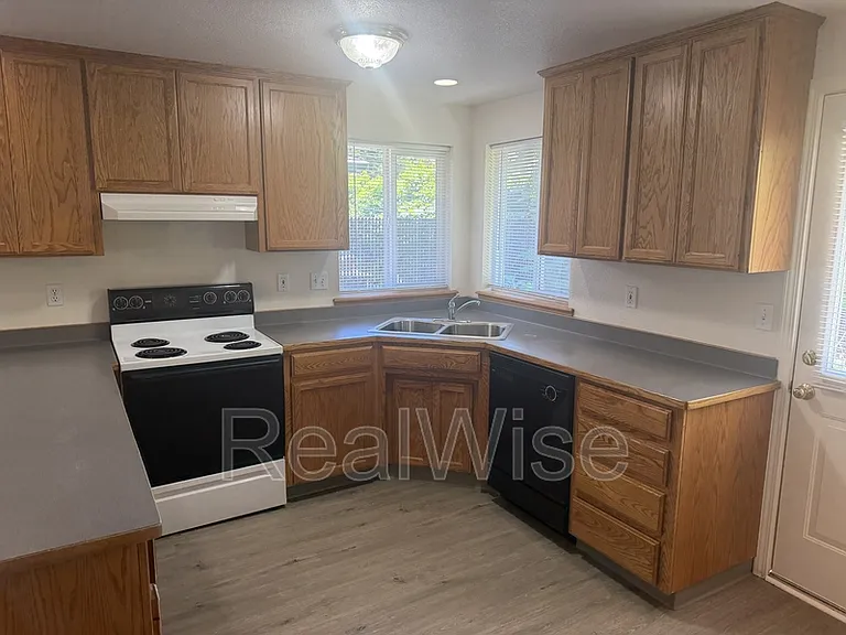 210 3rd St #B — Photo 27