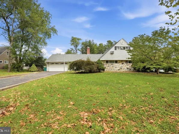 6 Seckelpear Rd, Levittown, PA 19056