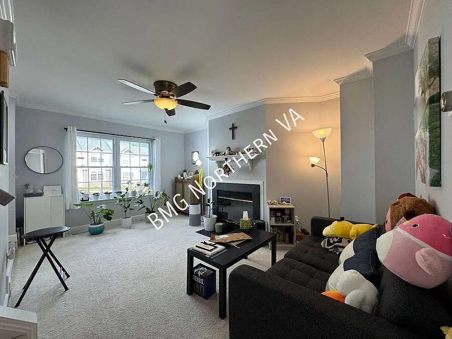 Beautiful 3 Bed 2.5 Bath Interior Townhome In Charming Barros Circle — Photo 3