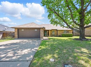 1825 Canterbury Cir, Fort Worth, TX 76112