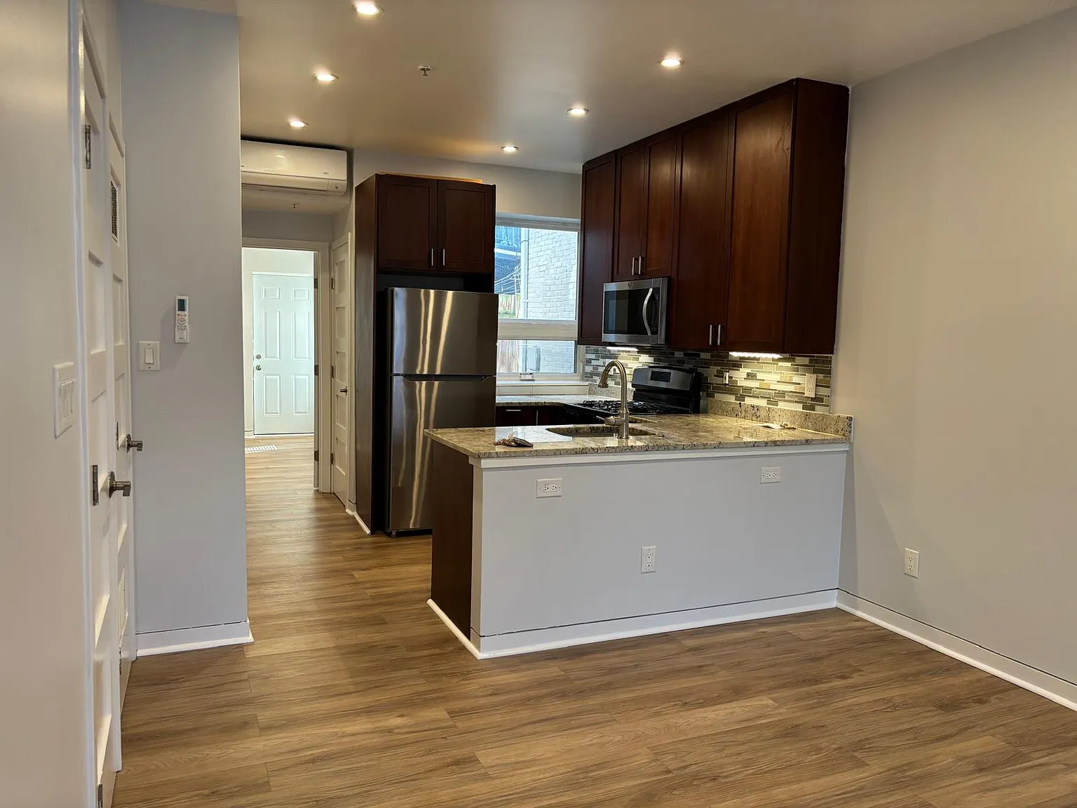 1 bed, 800 sqft, $2,400 — Photo 2