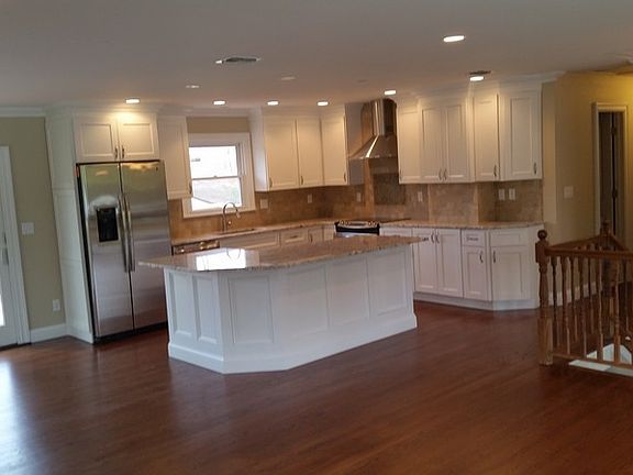 3rd image of 3193 Mohegan Ave